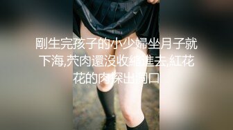    极品大长腿高挑美女约到宾馆，别看妹子瘦瘦的 ，把鸡巴舔吸搞硬整根吞没深入起伏淫叫