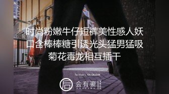 生完孩子的小婊妹露脸镜头前的诱惑，奶大逼肥风骚翘臀老公不在家陪狼友撩骚，全裸自慰骚逼看白浆流出真刺激