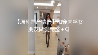 现在的小年轻小日子过的肉肉欲欲，几个男女脱光光聚在一起你捏我逼我舔你鸡巴缠绕爱抚淫乱浪叫