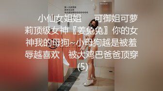 公园女厕全景偷拍多位极品美女嘘嘘_裹胸裙妹子整理衣服奶又白又大 (7)