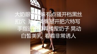 偶然发现一个宝地邻居上大学的漂亮女儿洗澡总不挡帘找个机会隔窗偸拍她洗澡身材真好奶子很有弹性阴毛也性感