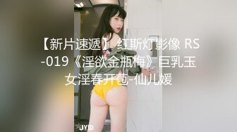 高颜大奶人妻 我骗你不是人真的第一次约 太亮了不用舔干了就有水 身材苗条还有点害羞 被两哥们从沙发操