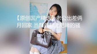  后入翘臀小妹妹，男友拉漂亮美骚女友一起3P，’这纹身可以哦‘，大屌插进去后入爽飞！