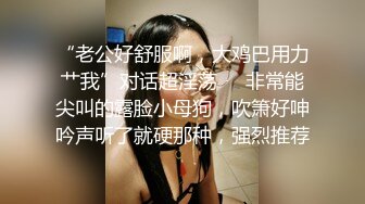  床上黑丝少妇的3P游戏 会玩的大哥连抠带草还有道具 骚逼给她玩肿了