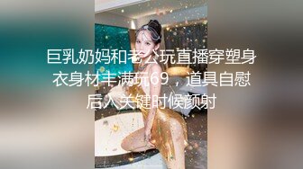 偷拍女神上厕所，抽着烟，好屌