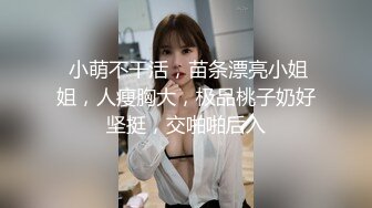 洗澡时间，在偷偷玩小玩具 被爸爸发现啦 粗暴冲进来