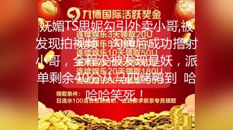 两个中年美少妇的诱惑还有一个好大哥，跟狼友互动撩骚听指挥，吃奶玩逼道具抽插，口交大鸡巴，让大哥爆草