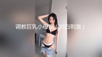 合租房冒死门缝偷窥 对门的美女洗完澡出来换衣服身材还挺不错