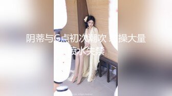 这年轻的小妹原来是个小奶妈，镜头前发骚揉奶玩逼，特写展示给狼友看，奶子好性感自己躺着就流