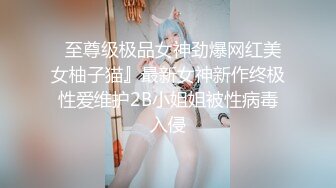 黑客破解家庭攝像頭偷窺偷拍洗完澡出來的美少婦和留著小鬍子像范偉老公在沙發啪啪