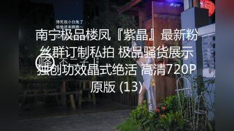 商场白色隔板全景后拍多位美女尿尿2 (5)