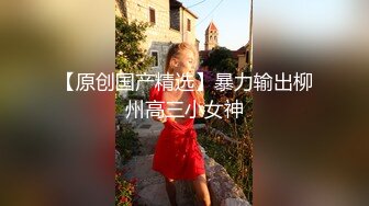 极品姐妹花露脸精彩大秀，颜值身材都很不错，吃她娇嫩的奶子，小黄瓜插进妹妹菊花，又被妹妹捅进骚穴好刺激