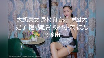 颜值不错清秀小姐姐穿着白衣牛仔裤，坐沙发上揉捏她