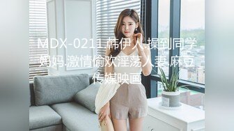 步行街女装店老板娘晚上下班关门後店内下海,张开腿露毛穴,好敏感全是水