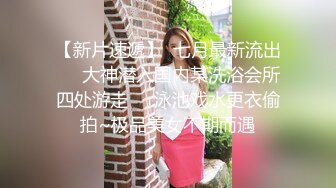 拨开牛仔妹子的内裤舔她逼