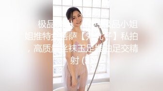 精壮小哥双飞露脸颜值姐妹花，床上一起伺候小哥口交大鸡巴舔乳头，淫声荡语真刺激，多体位轮草两个小骚妹