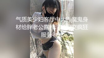 公司监控实录,上班在厕所摸鱼,微信联系同事来搞基