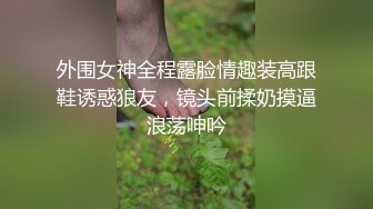 染黃頭發的小丫頭,身體白皙粉嫩,小茓無毛,要雙手使勁掰開才能打開洞穴