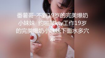  豹纹小少妇露脸精彩演绎，房间里好几哥男人观战，交大鸡巴互动狼友撩骚听指挥