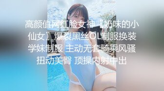 少妇逼痒痒了，就得这么操,完美露脸，服务到位