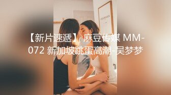 监控偷拍女儿都上大学了,在爸爸面前还不注意形象,天气再热吃饭也不能把衣服都脱了啊