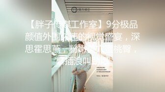 傍晚时分行走在海滩揽客的海炮女在海里太刺激了辣眼