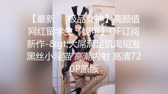 大鸡巴烟鬼哥双飞两个极品少妇，全程露脸情趣黑丝诱惑，一起口交大鸡巴玩弄骚逼菊花，各种体位轮草爆菊花续