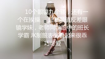 【新片速遞】你的共享女优让小哥玩双飞轮草抽插，沙发前深喉草嘴干到呕吐好刺激，电钻玩逼搞到高潮喷水，后入爆草抽插