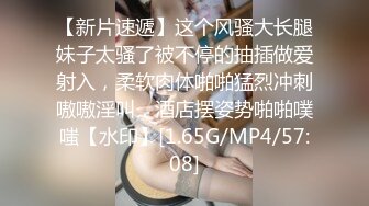 白皙眼镜御姐范妹子，女上位和头套男啪啪无套操逼，一线天粉嫩干净