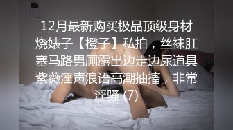  眼镜骚熟女3P大战，两根屌轮流吃，骑乘边操边插嘴，后入猛怼小骚货