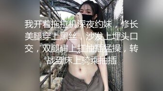  白皙美乳马尾辫少妇居家夫妻直播啪啪，跪在床上深喉交，骑乘上下套弄晃动大奶子