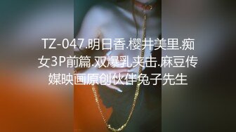 偷拍牛人晚上爬浴室墙头偷拍隔壁两家邻居年轻打工妹洗澡惊险刺激