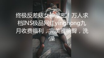 破解家庭摄像头，四眼妹还蛮正点，赤裸对着镜子嘻嘻哈哈 像是DJ舞女，好搞笑的哈哈哈！