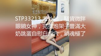 【技校小妹】19岁小萝莉跟两个纹身猛男玩3P，暴插狂干，娇小身躯相当能扛，一直不满足要高潮