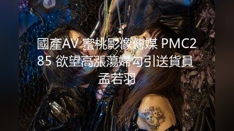 妹妹和闺蜜在看片子情欲躁动哥哥却在她们后边玩屁股鸡巴嗨插入猛操哦哦双飞