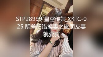 包臀裙露腰套装美女街边秀恩爱被抄底圆点内裤