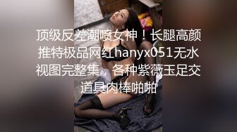 躲在角落偷拍女更衣室的美女少妇换衣服