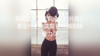 公司的主管把女同事带到出租屋里操，上去就把鸡巴插女孩嘴里了