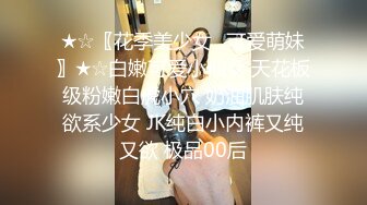 长发独居美少妇娇小身材，手指抠逼掰穴特写道具自慰插穴