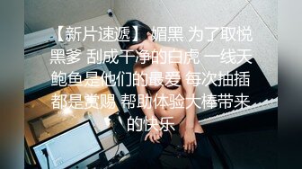 澡堂子内部员工偷拍两个白白嫩嫩的少妇洗澡