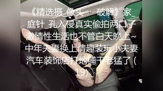 YC商场抄底绿裙肥臀小骚妹❤️内裤一侧露肉块抬腿时前面勒出穴缝